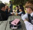 Autoridades educativas aseguran que con la restricción de pantallas y redes sociales en las aulas de clase han logrado reducir el ciberacoso escolar y la citación a peleas, pero además ha mejorado el rendimiento académico. Foto: Manuel Saldarriaga Quintero.