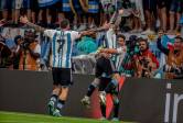 Lionel Messi celebra con Julián Álvarez responsables de los dos tantos del equipo suramericano en la victoria ante Australia. FOTO JUAN ANTONIO SÁNCHEZ 