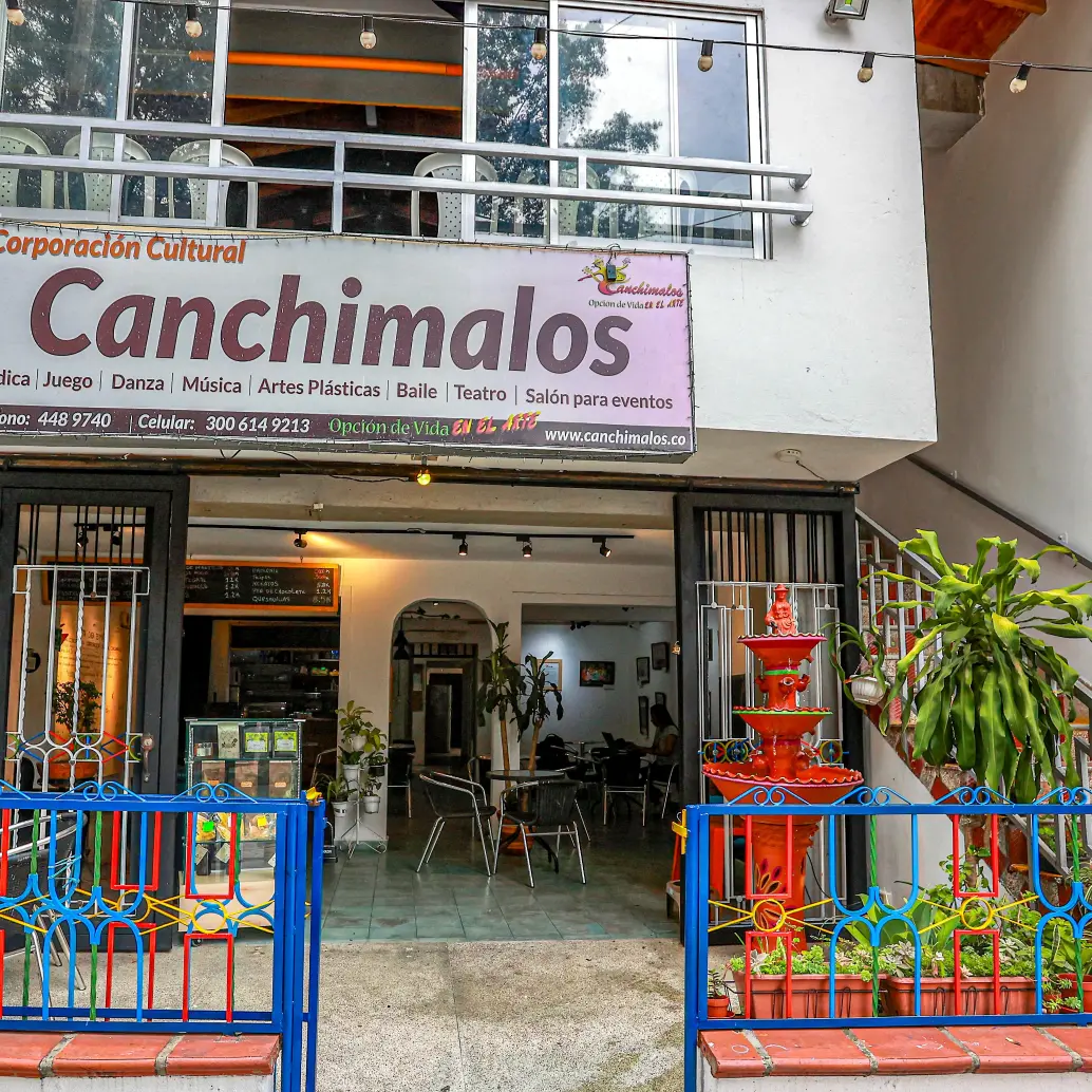 En el primer piso de Canchimalos hay un café en el que los visitantes esperan el inicio de las funciones o la salida de los niños de sus clases formativas. Es un lugar de tertulia para la gente de la zona. FOTO manuel saldarriaga