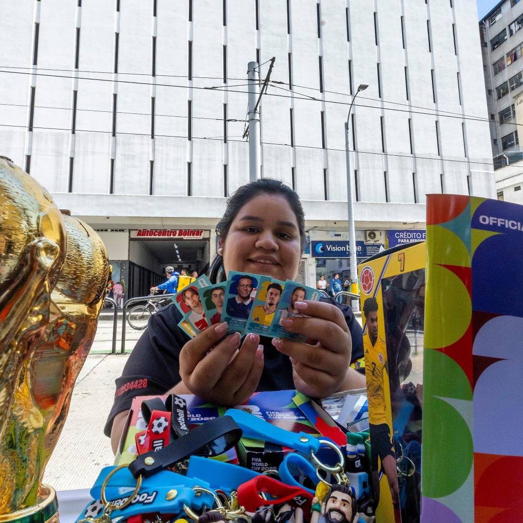 El Pasaje La Bastilla vuelve a llenarse de coleccionistas, vendedores y familias que buscan completar el álbum Panini del Mundial.. <b><span class="mln_uppercase_mln"> </span></b>FOTO<b><span class="mln_uppercase_mln"> Julio Herrera</span></b>
