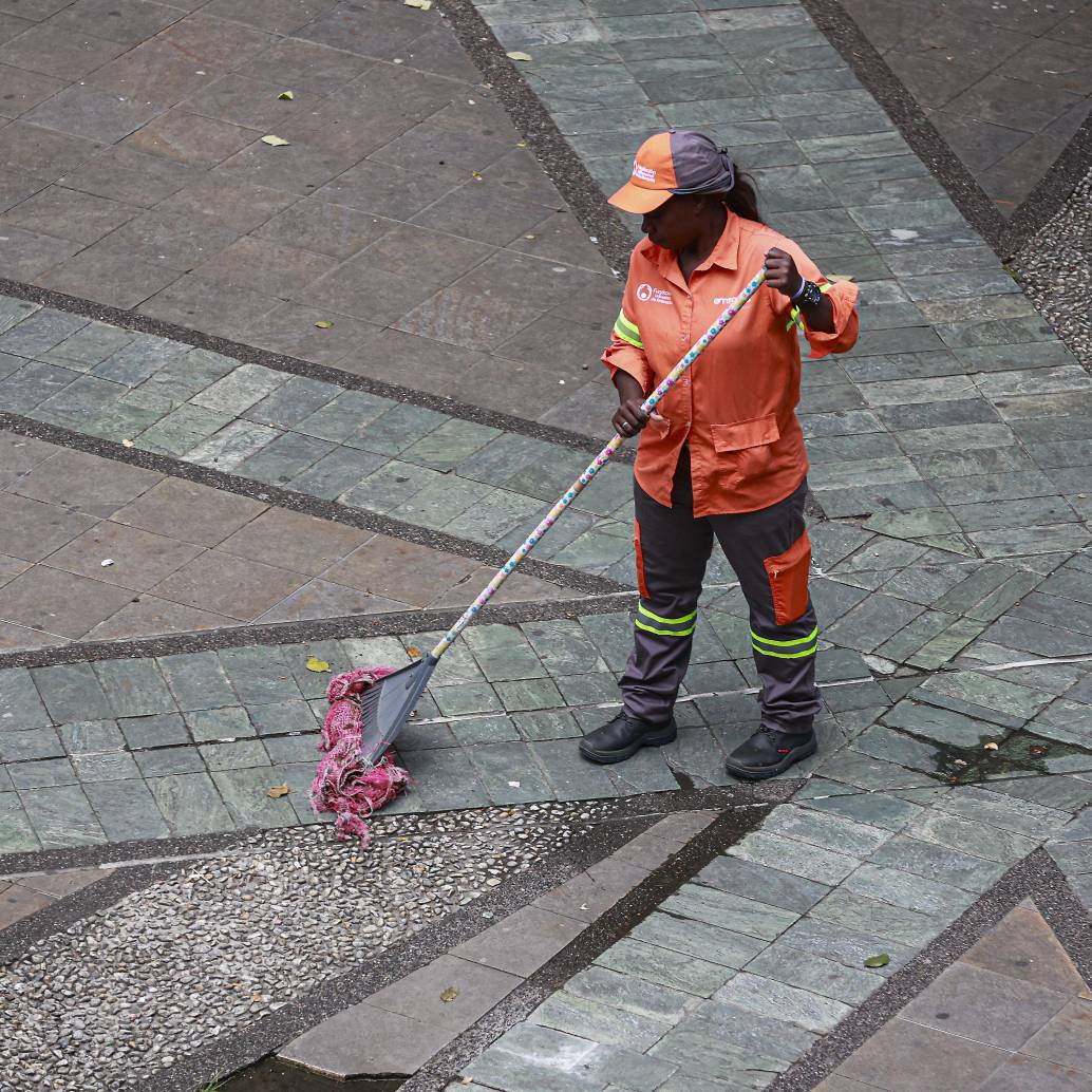 Operaria de aseo de Emvarias barriendo en el centro de Medellín. FOTO: Manuel Saldarriaga Quintero