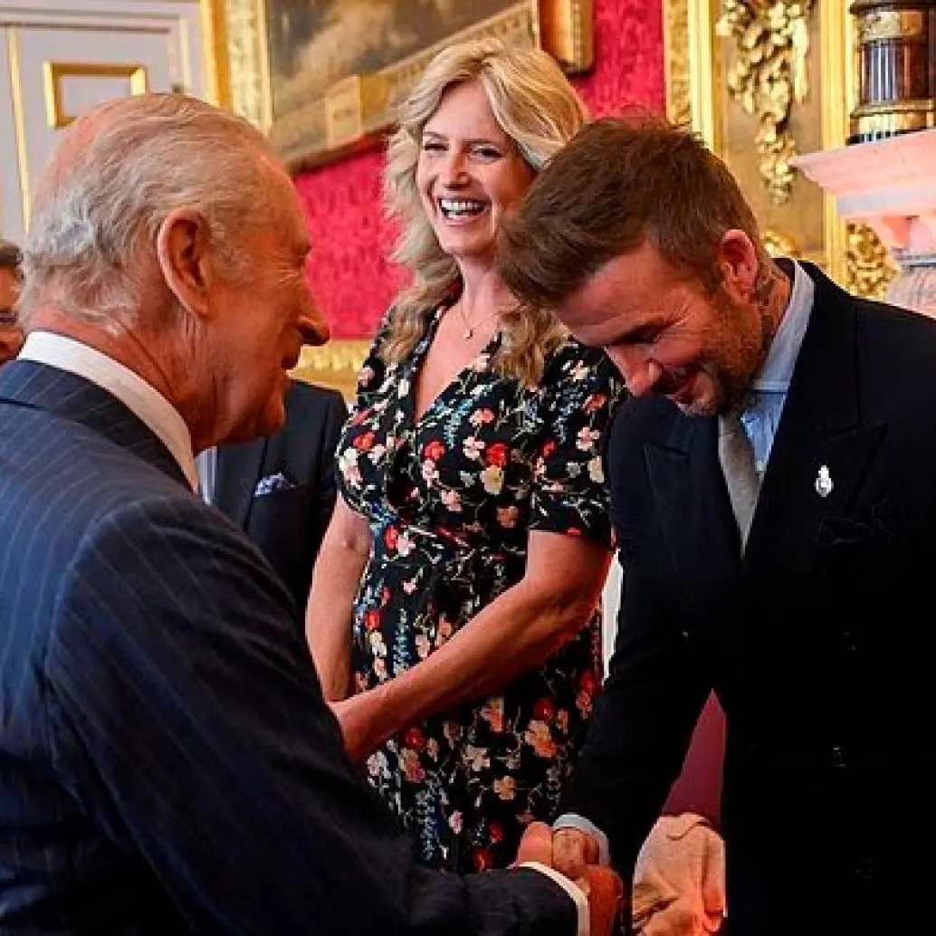 David Beckham en su nombramiento de “Sir” el rey Carlos III. FOTO X-@UnitedStandMUFC 