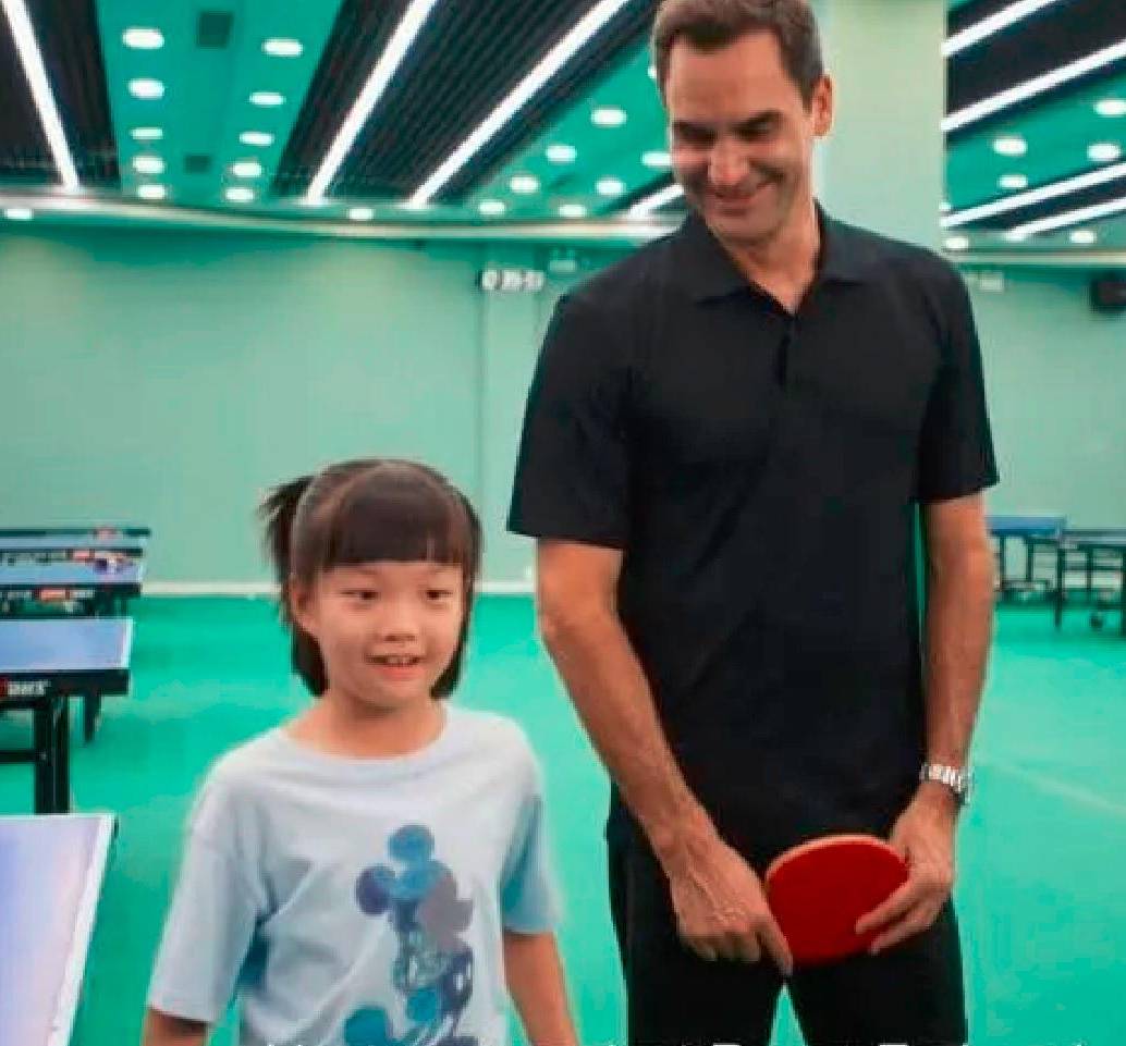 Federer y Guo Duoer tras el partido de tenis de mesa en el que mostraron calidad y técnica. FOTO CAPTURA VIDEO YOUTUBE CANAL UNIQLO