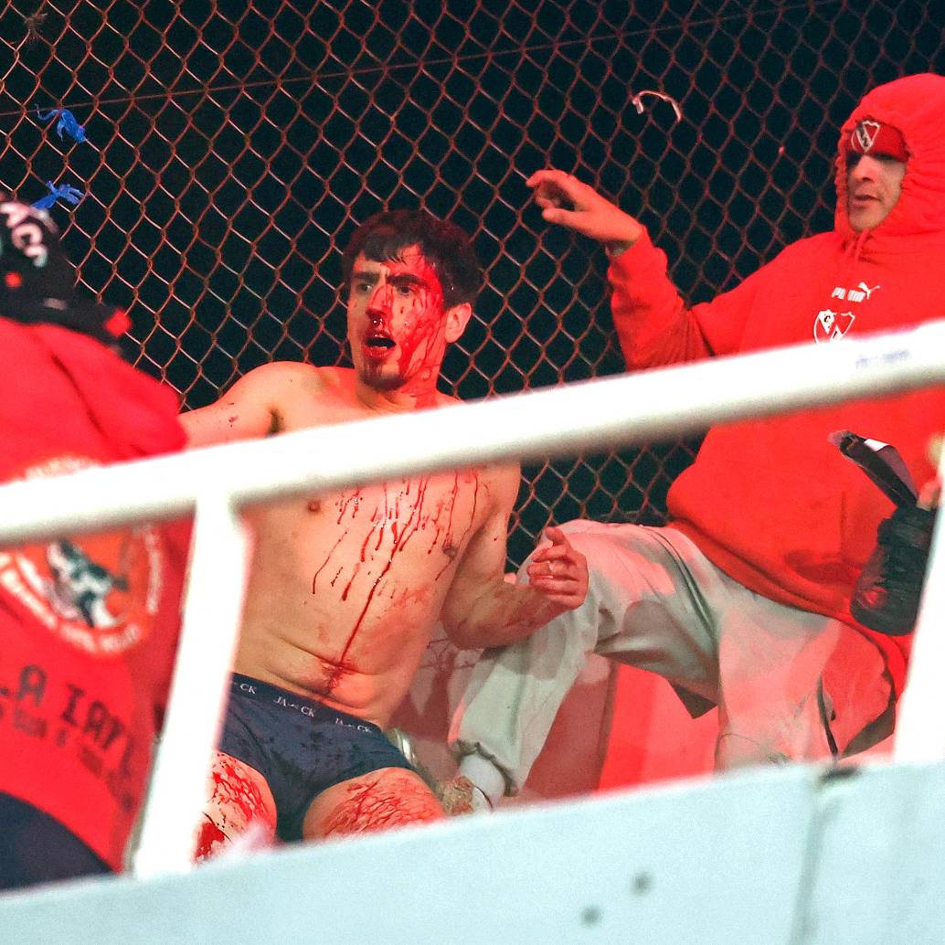 Imágenes de los enfrentamientos entre hinchas de Independiente y los de la Universidad de Chile. FOTO: GETTY