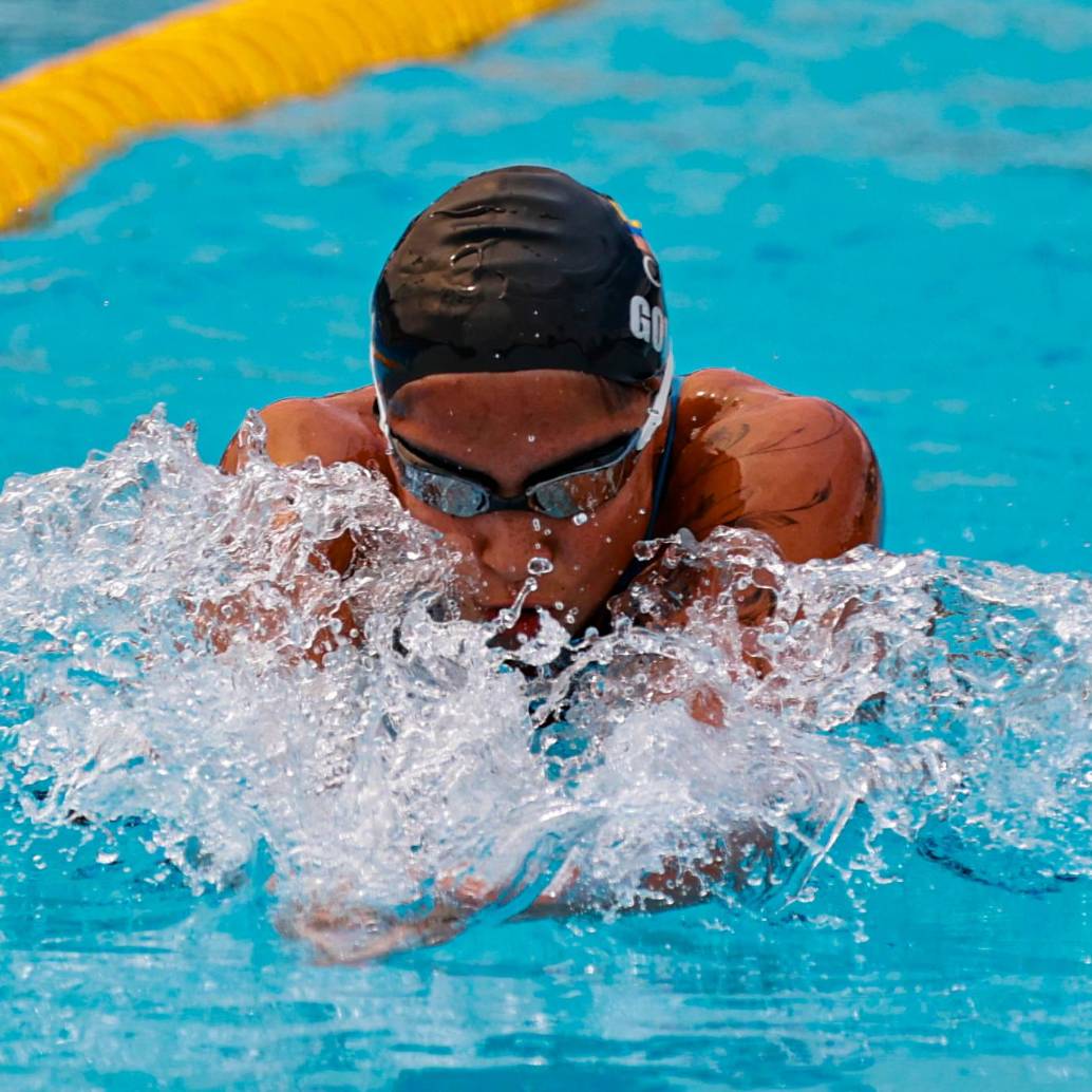 Stefanía Gómez Hurtado, a sus 21 años, es una de las grandes realidades de la natación de Colombia. Ya estuvo en París y ahora le apunta a Los Ángeles, Estados Unidos, en 2028. <span class="mln_uppercase_mln">FOTO</span><b><span class="mln_uppercase_mln"> manuel saldarriaga </span></b>