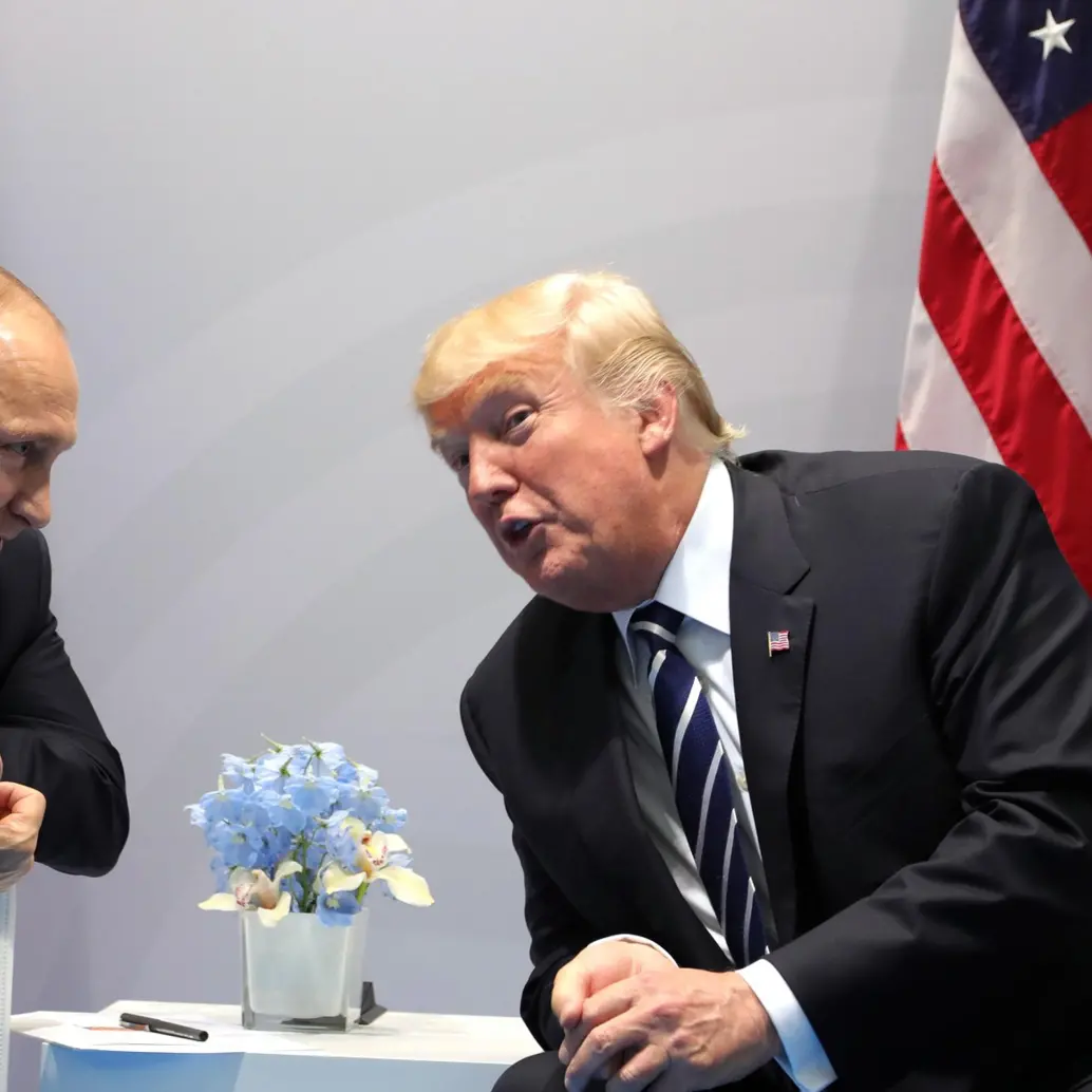 A pesar de amenazar con aranceles del 100 %, Donald Trump afirmó mantener relaciones diplomáticas con Vladimir Putin. Foto: Getty Images