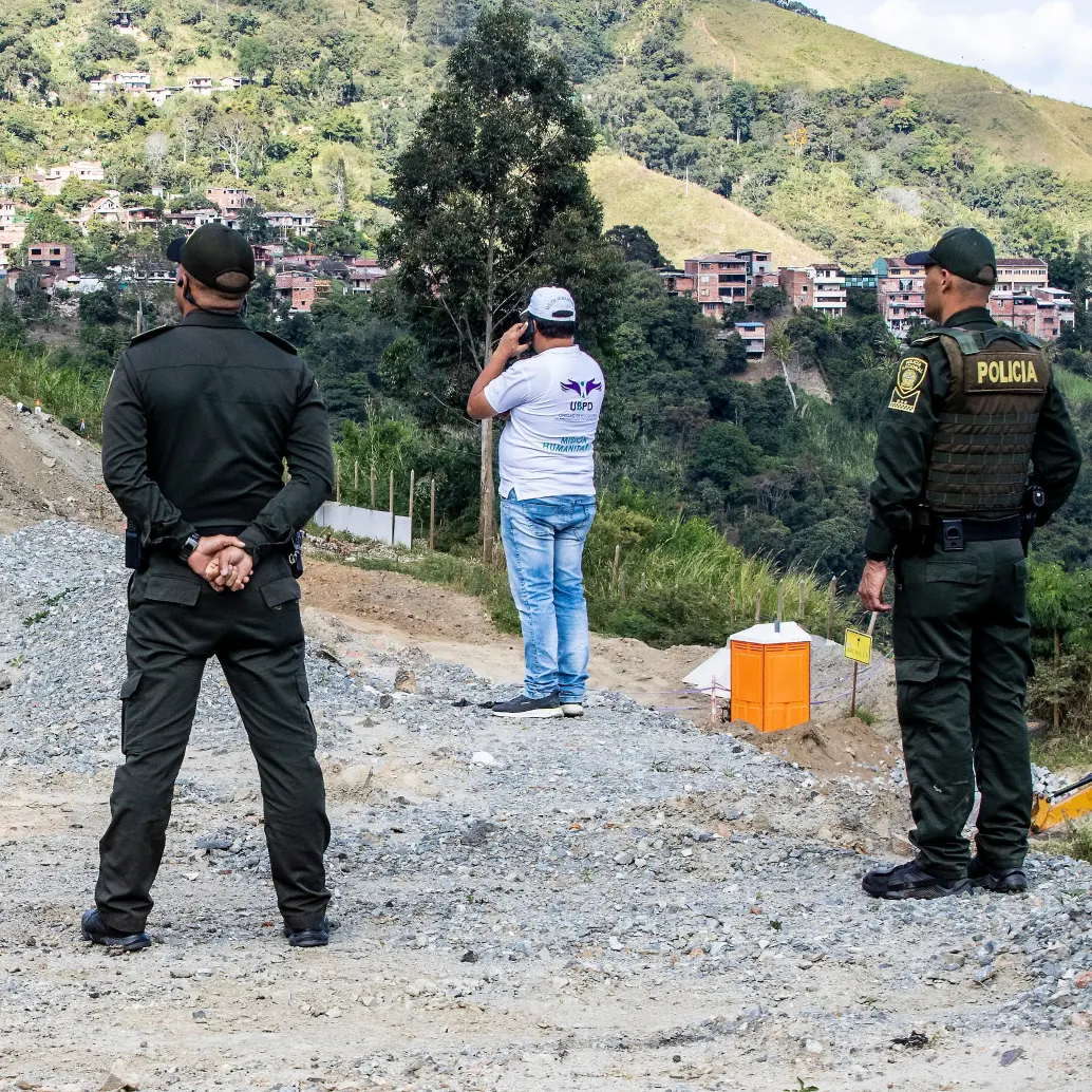 En La Escombrera de la comuna 13 habría más de 500 personas enterradas, según organismos de Derechos Humanos. Las excavaciones allí comenzaron a mediados en 2024. FOTO<b><span class="mln_uppercase_mln"> jaime pérez</span></b>