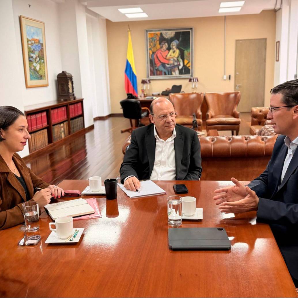 Este martes la ministra de Agricultura, Martha Carvajalino (izq.), el ministro de Hacienda, Germán Ávila (centro) y el gerente de la Federación de Cafeteros, Germán Bahamón, definieron aspectos del futuro del Fondo Nacional del Café. FOTO tomada de X