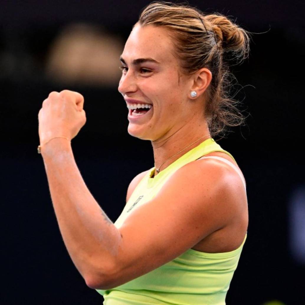La tenista bielorrusa Aryna Sabalenka, número uno del mundo derrotó sin problemas a la estadounidense Madison Keys y avanzó a las semifinales del torneo de Brisbane, en Australia. FOTO TOMADA X@WTA
