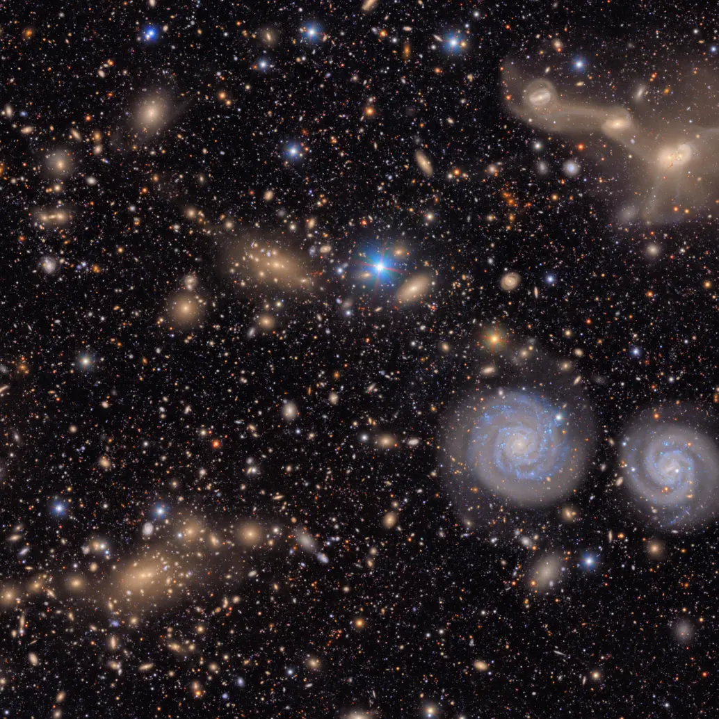Esta imagen captura una pequeña sección de la vista del Cúmulo de Virgo del Observatorio Vera C. Rubin de NSF–DOE, ofreciendo una vívida visión de la diversidad del cosmos. Se observan dos prominentes galaxias espirales, tres galaxias en fusión, grupos de galaxias cercanas y distantes, estrellas dentro de nuestra propia Vía Láctea y mucho más. FOTO cortesía Observatorio Vera C. Rubin de NSF–DOE