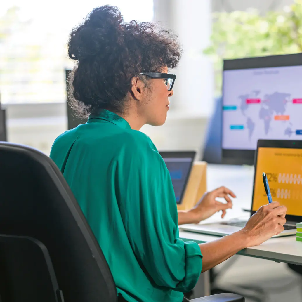Pese a la promesa de flexibilidad y calidad de vida, el trabajo remoto pierde terreno en Colombia, donde las empresas empiezan a priorizar la presencialidad y la conexión directa con los equipos de trabajo. FOTO: GETTY