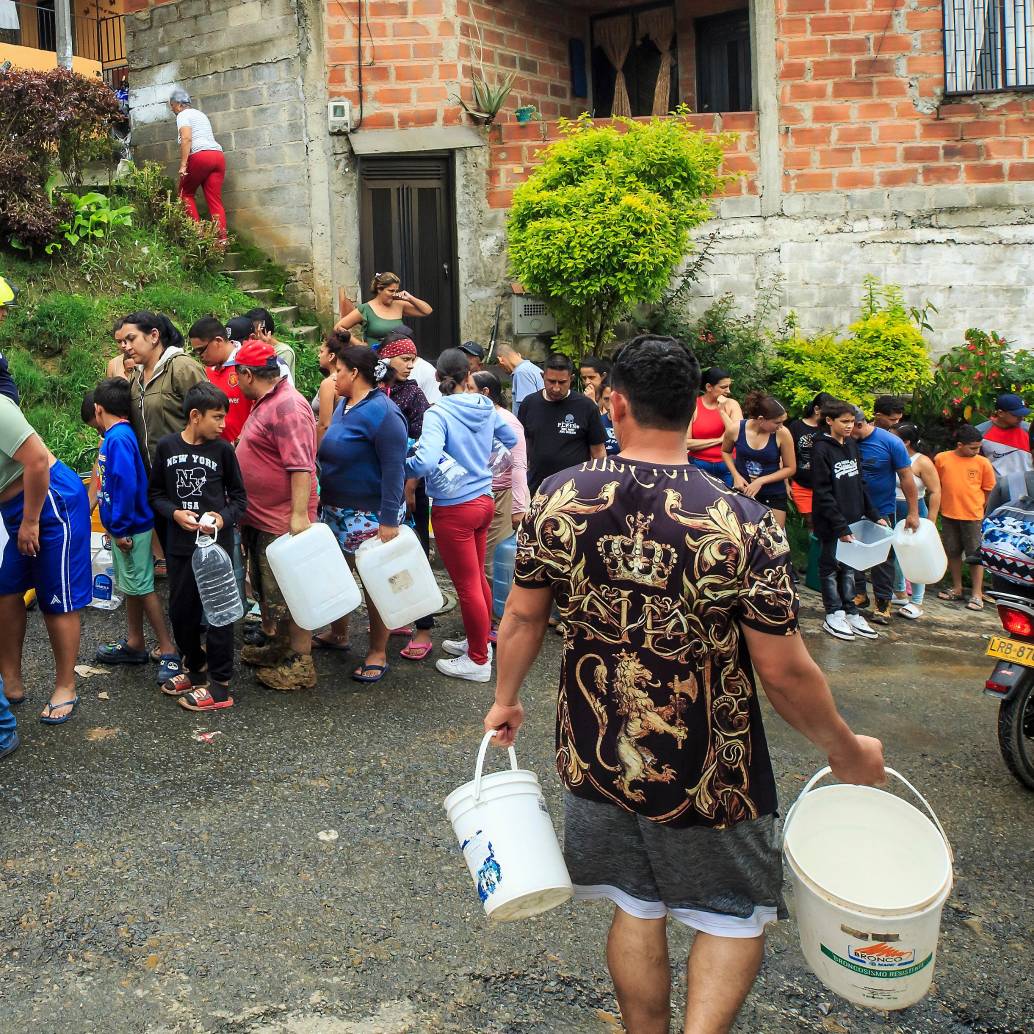 Estos son los vehículos que serán usados para el transporte y distribución de agua durante los cortes. FOTO Camilo Suárez