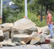 El deslizamiento en el sector Mirador de Santa Elena mantiene cerrada la vía en ambos sentidos, mientras avanzan las labores para remover el material y restablecer el paso. FOTO: Camilo Suárez