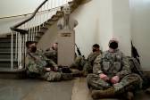 Miembros de la Guardia Nacional de los Estados Unidos duermen en los pasillos del Capitolio para prevenir nuevos desmanes, horas antes del debate por el juicio político a Donald Trump por la invasión de este recinto por parte de sus seguidores. Fotos: Kent Nishimura (Los Angeles Times) vía Getty.