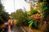 Derrumbes y calles convertidas en ríos que transportaban piedras y lodo espeso se vieron en el aguacero de esta tarde en la ciudad de Medellín. FOTO CARLOS VELASQUEZ