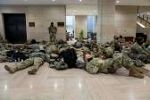 Miembros de la Guardia Nacional de los Estados Unidos duermen en los pasillos del Capitolio para prevenir nuevos desmanes, horas antes del debate por el juicio político a Donald Trump por la invasión de este recinto por parte de sus seguidores. Fotos: Kent Nishimura (Los Angeles Times) vía Getty.
