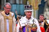 Al terminar la ceremonia el rey Carlos III sale con la nueva corona y el manto imperial a la procesión que lo llevará al palacio de Buckingham. FOTO Getty