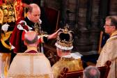 Después de la coronación, el príncipe William, heredero del trono, rinde honores a su padre. FOTO Getty