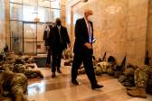 Miembros de la Guardia Nacional de los Estados Unidos duermen en los pasillos del Capitolio para prevenir nuevos desmanes, horas antes del debate por el juicio político a Donald Trump por la invasión de este recinto por parte de sus seguidores. Fotos: Kent Nishimura (Los Angeles Times) vía Getty.