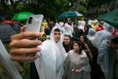 Celulares cargados para tomar la foto del recuerdo, hasta en la fila. FOTO Esneyder Gutiérrez