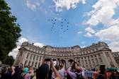 Unos 70 aviones militares sobrevolaron el palacio de Buckingham para honrar a Isabel II, en el comienzo de las celebraciones oficiales por los 70 años de su reinado.