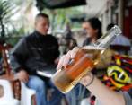 La ley seca es una medida preventiva y temporal que prohibe y restringe el expendio y consumo de bebidas embriagantes. Imagen dramatizada. FOTO Archivo