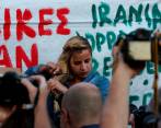 Las protestas se han extendido alrededor del mundo, sobre estas líneas una mujer en Grecia se corta el pelo en solidaridad con sus congéneres iraníes. FOTO EFE