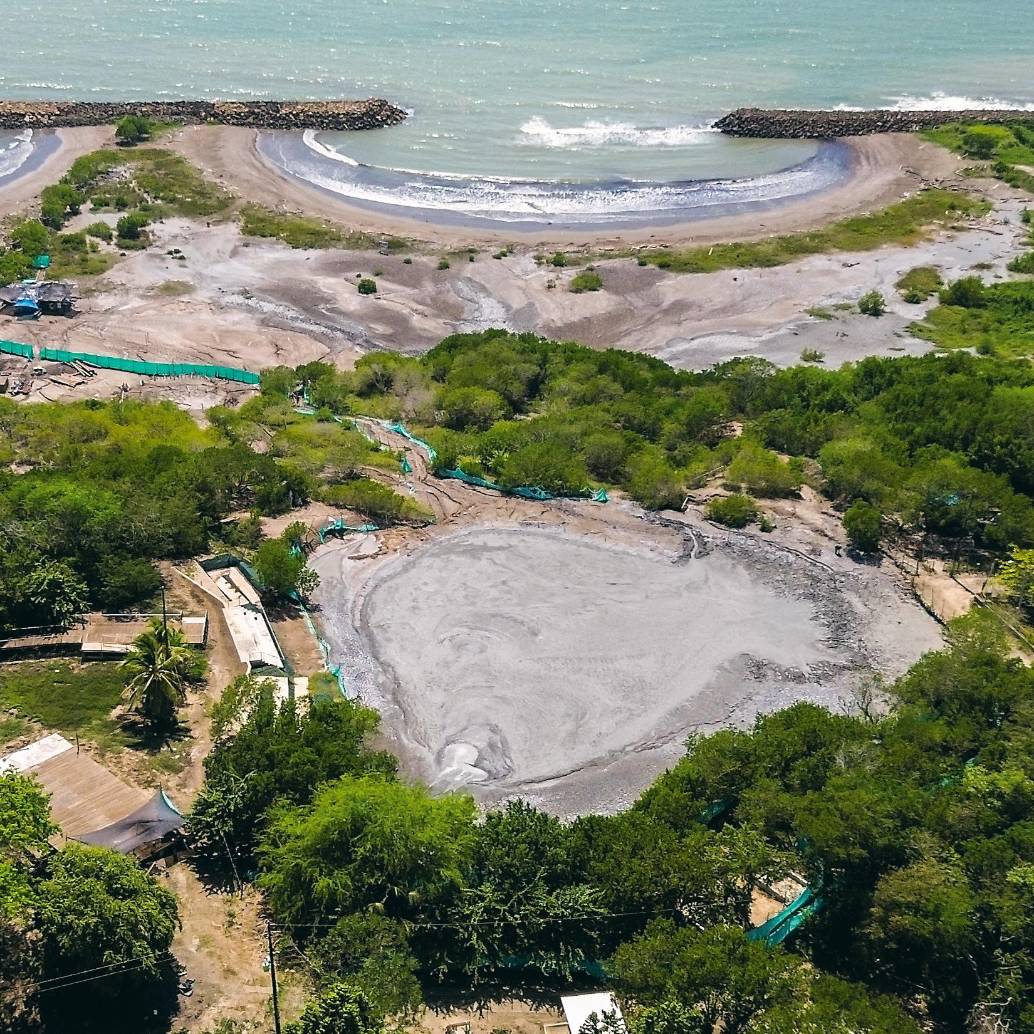 Esta es una vista aérea del volcán de lodo de Árboletes, ubicado al lado de la playa y considerado como uno de los principales atractivos turísticos de la zona del Urabá. FOTO CAMILO SUÁREZ 