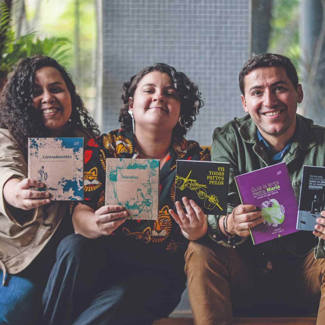 De izquierda a derecha, Eliana Castro, Daniela Jiménez, Camilo Jaramillo y Luisa Santa. Ellos son los fundadores y responsables de la editorial independiente Arbitraria. FOTO: Julio Herrera