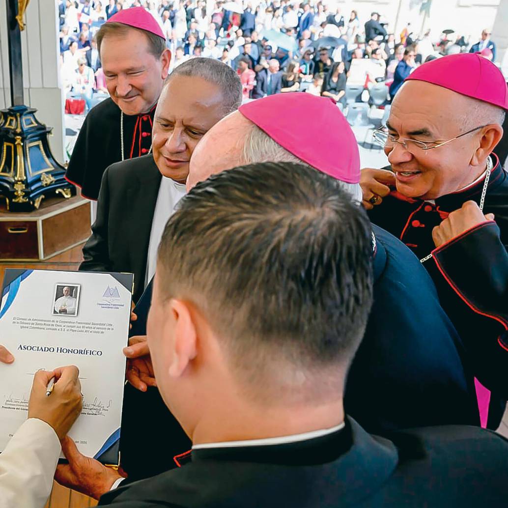 Momento en el que el papa León XIV firmó su vinculación como afiliado de Coofrasa. <span class="mln_uppercase_mln">FOTO</span> <b><span class="mln_uppercase_mln">CORTESÍA</span></b>