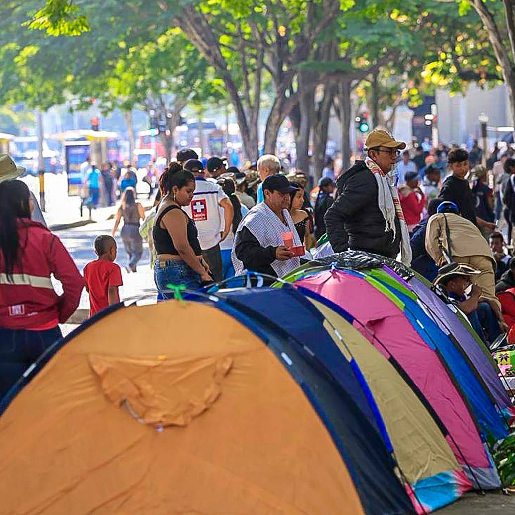 Los indígenas instalaron carpas y hamacas en las afueras del centro administrativo La Alpujarra. Inicialmente bloquearon la movilidad en la zona, pero luego de ubicaron sin afectar la circulación vehicular. FOTO: <b>Camilo Suárez</b>