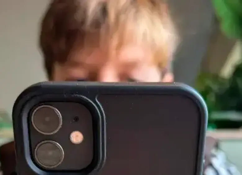 ¿Tu hijo juega en línea? Cuidado con las apps espía que acechan