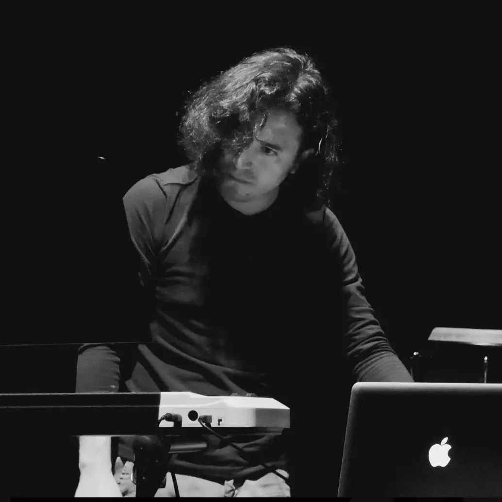 Fredy Vallejos es un músico colombiano que experimenta con sonidos y patrones que responden a la imparidad rítmica. FOTO: Cortesía