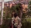 La foto que expuso la JEP durante la audiencia, muestra a dos hombres con camuflado militar, capuchas y fusiles terciados. FOTO: CORTESÍA JEP.
