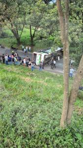 Bus alimentador del metro se volcó y deja cerca de 30 heridos en el norte del Valle de Aburrá