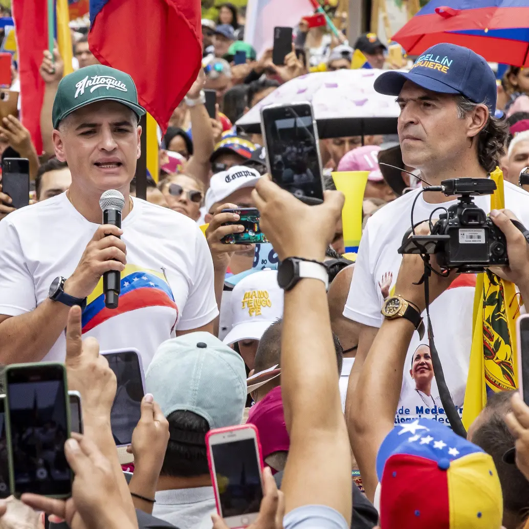 El gobernador de Antioquia, Andrés Julián Rendón, y el alcalde de Medellín, Federico Gutiérrez, durante una concentración en La Alpujarra realizada en agosto de 2024. FOTO: Jaime Pérez Munévar.