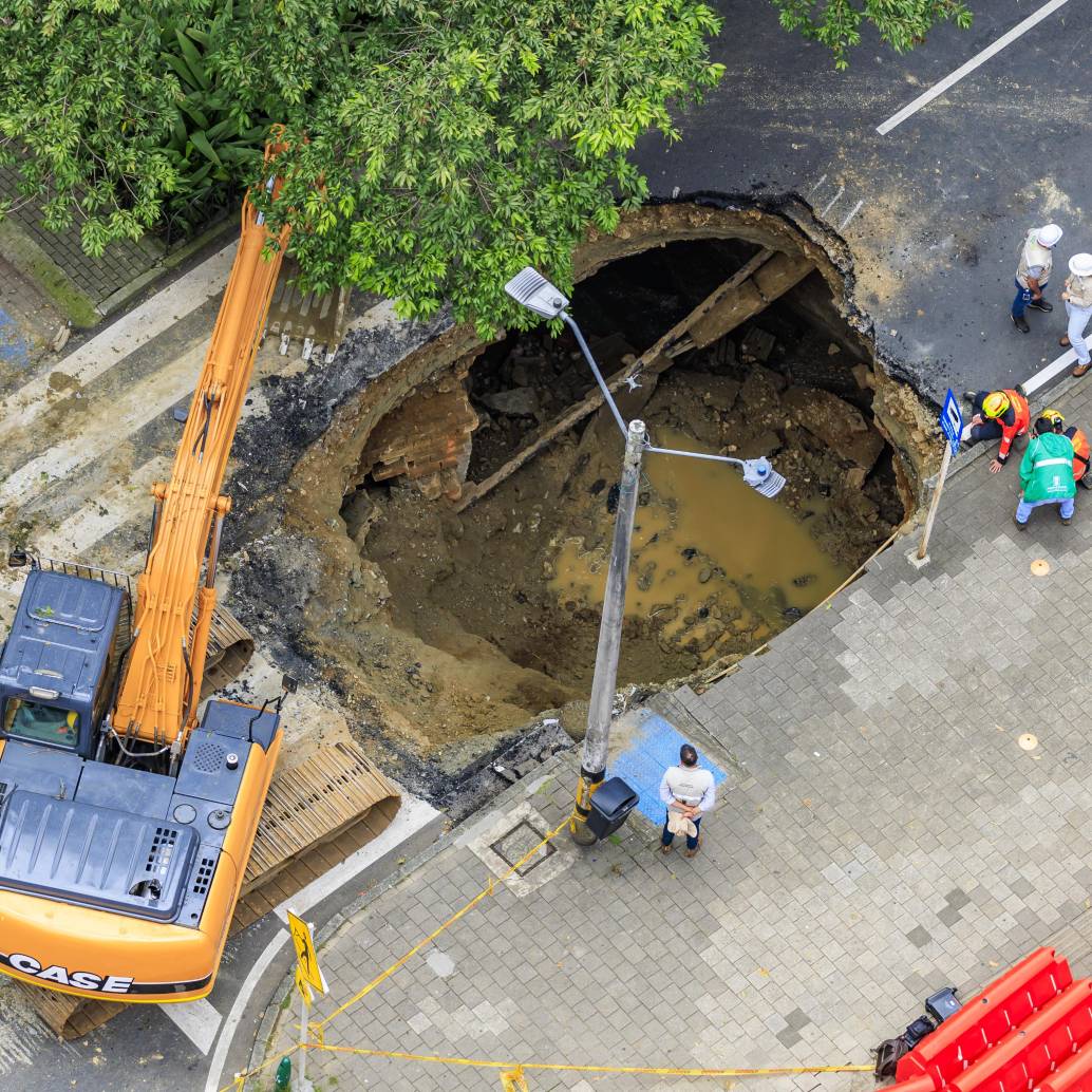Así quedó la calzada oriental de la Avenida de El Poblado tras la socavación. Foto: Andrés Camilo Suárez Echeverry