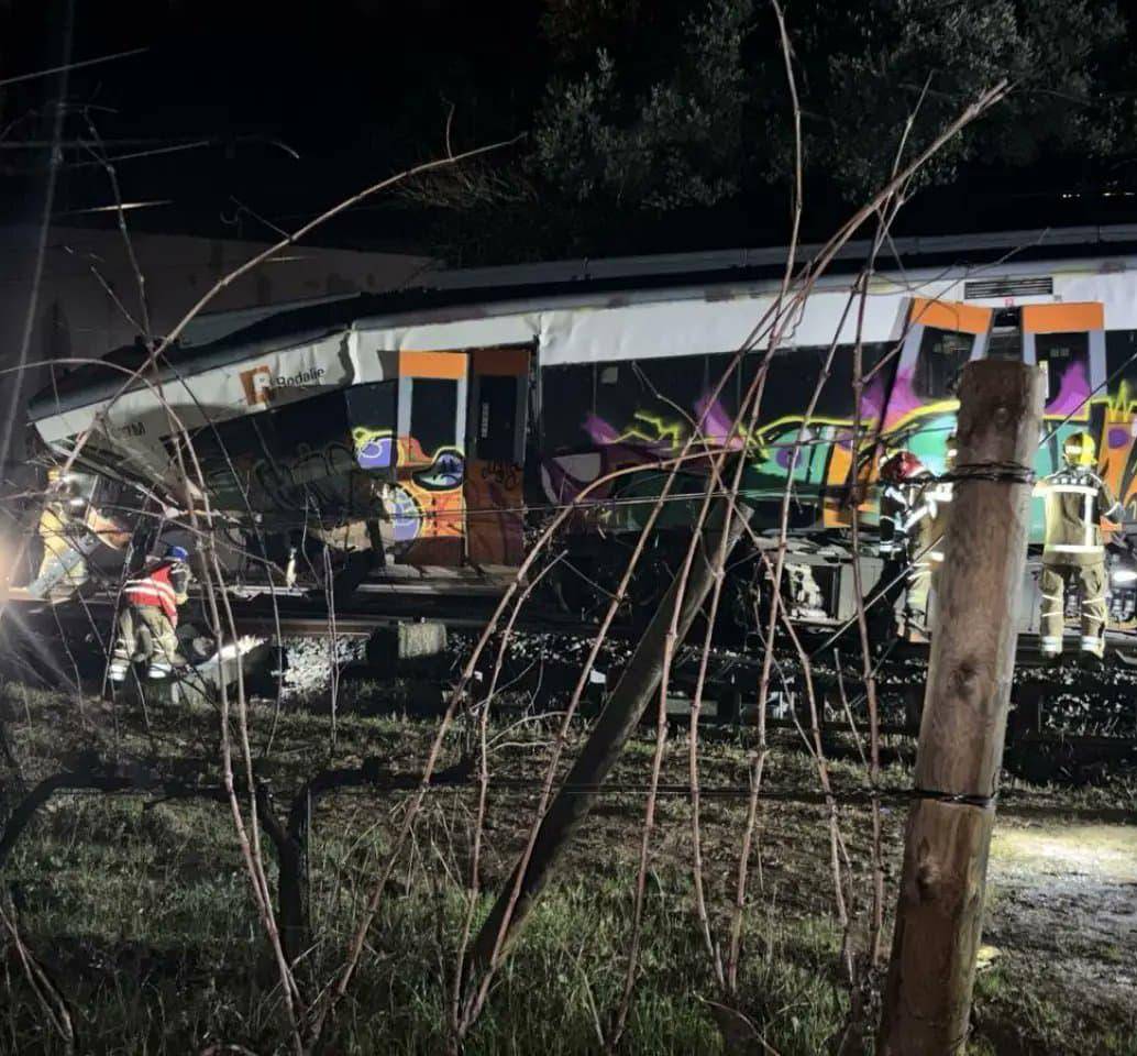 Equipos de emergencia trabajan en la zona del descarrilamiento de un tren de Rodalies en Cataluña, donde dos incidentes ferroviarios registrados en medio de un temporal obligaron a suspender la circulación y dejaron un fallecido y varios heridos. FOTO: redes sociales. 