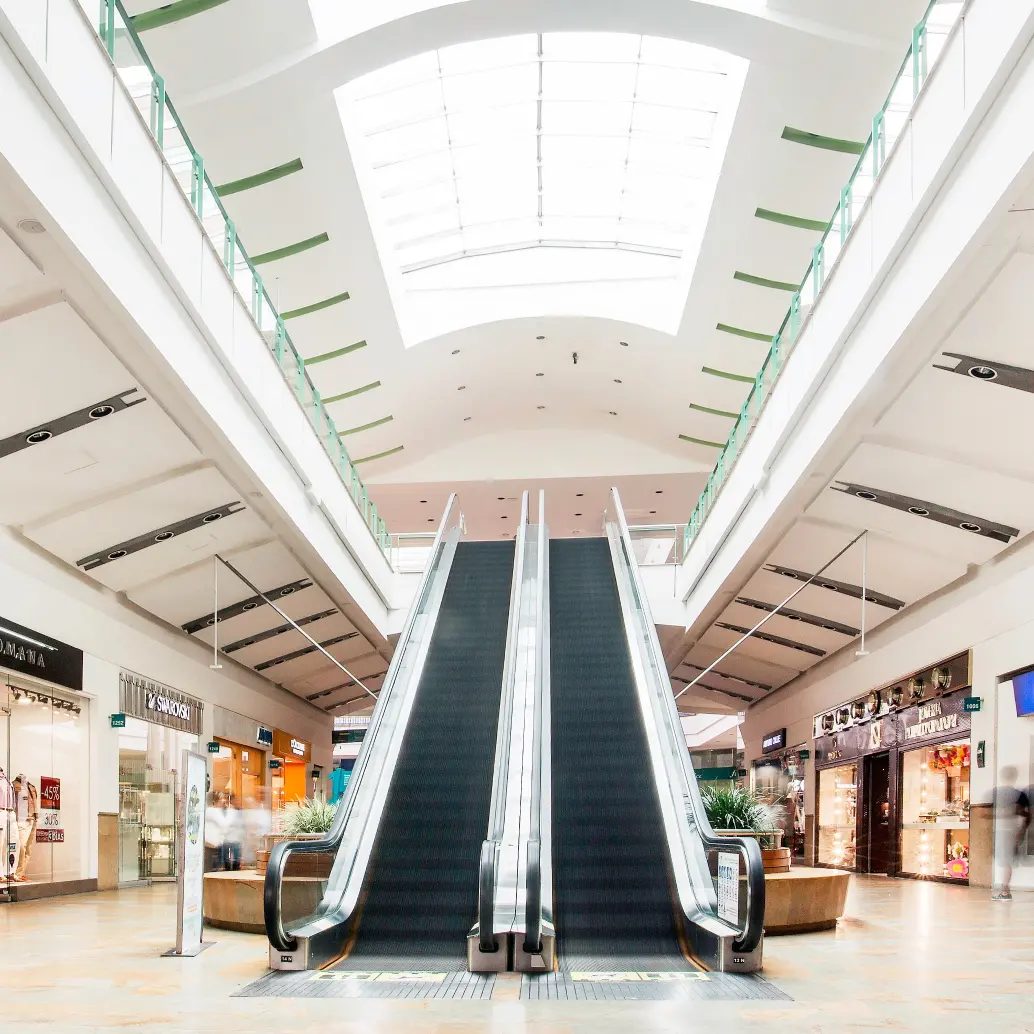 En una de las escaleras del Parque Comercial El Tesoro, en El Poblado, ocurrió la caída de María Cristina Andrade Monje, de 76 años. FOTO: ARCHIVO