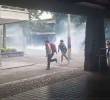 Gases lacrimógenos cayendo al interior de la Universidad de Antioquia. FOTO: Cortesía Denuncias Antioquia