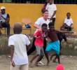 Imágenes tomadas del video compartido en las redes sociales de Matheus jugando con los niños del Chocó. FOTO PANTALLAZO DE X