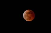 La Luna atraviesa fases de un eclipse total de Luna vista desde Quezon City, en Manila. Foto: EFE. 