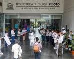 Bibliotecólogos, con más de 20 años de experiencia en el sector, se reunieron en las afueras de la Biblioteca Pública Piloto. Leyeron y compartieron sus preocupaciones con respecto a que se mantenga el nuevo director de la institución. FOTO MANUEL SALDARRIAGA.