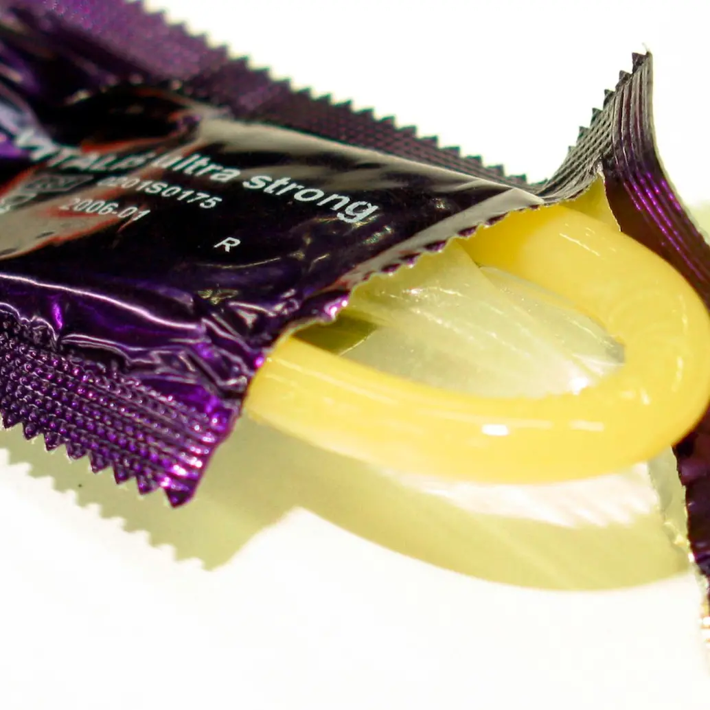 El aumento de costos por la guerra en Irán impacta la producción global de preservativos y podría encarecer el acceso a métodos de protección. FOTO EL COLOMBIANO