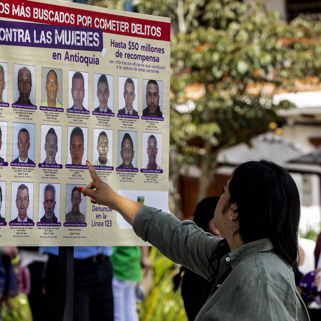 En El Retiro el gobernador presentó "El cartel de los más buscados" por cometer delitos contra las mujeres en Antioquia. FOTO: Jaime Pérez Munévar