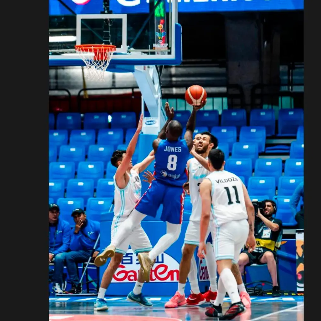 Las selecciones de Argentina y República Dominicana protagonizaron una batalla campal en la AmeriCup que se disputa en Nicaragua. FOTO FIBA