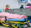 Una adulta mayor aguarda en una camilla situada en una sala de espera mientras es atendida en un hospital de Medellín. La Alcaldía tuvo que declarar la emergencia hospitalaria. FOTO Cortesía Alcaldía de Medellín
