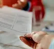 Persona entregando su hoja de vida para aplicar a una de las vacantes disponibles en Medellín. FOTO: iStock