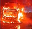 Así quedó el bus atacado por los terroristas en una carretera de Caquetá. FOTO: Captura de video