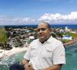 Everth Hawkins, gobernador de San Andrés entre 2020 y 2023, fue acusado formalmente por la Fiscalía por presuntas irregularidades en un contrato de $11.125 millones para el mejoramiento urbanístico del islote Haynes Cay. Fotos: Juan Antonio Sánchez y Gobernación de San Andrés